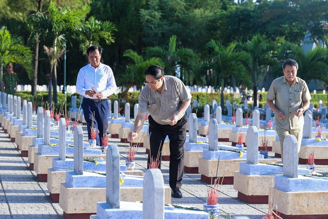 Thủ tướng Phạm Minh Chính dâng hương tưởng nhớ các anh hùng liệt sĩ, tri ân các gia đình chính sách